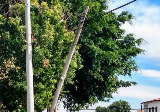 Situação de poste de madeira, com iminente risco de queda, tem preocupado moradores do bairro